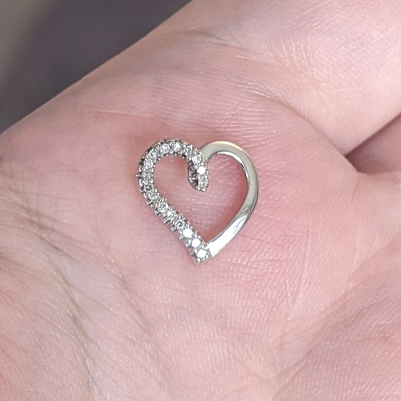 10K solid white gold diamond small heart pendant - Picture 3 of 10